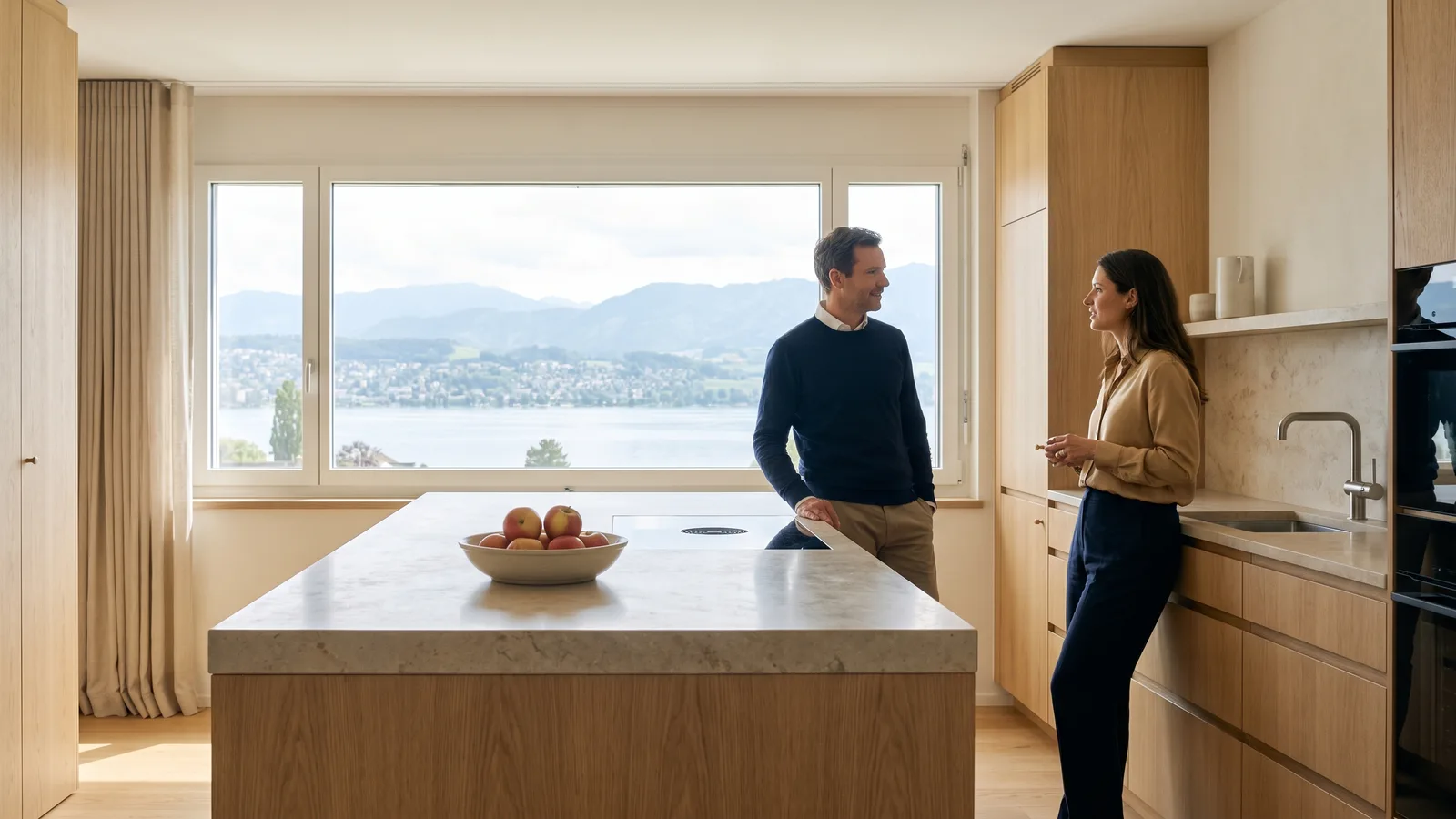 Frisch renovierte helle Wohnküche mit Holzfronten und Blick auf die Voralpen